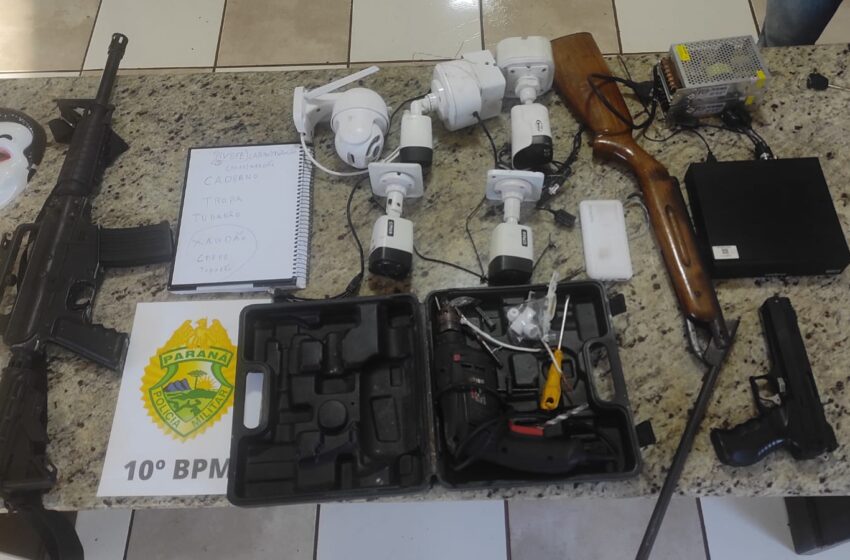 PM de Apucarana apreende réplica de fuzil durante Operação no Sumatra