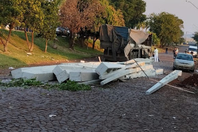 Acidente com Caminhão carregado de postes de concreto em São Pedro do Ivaí