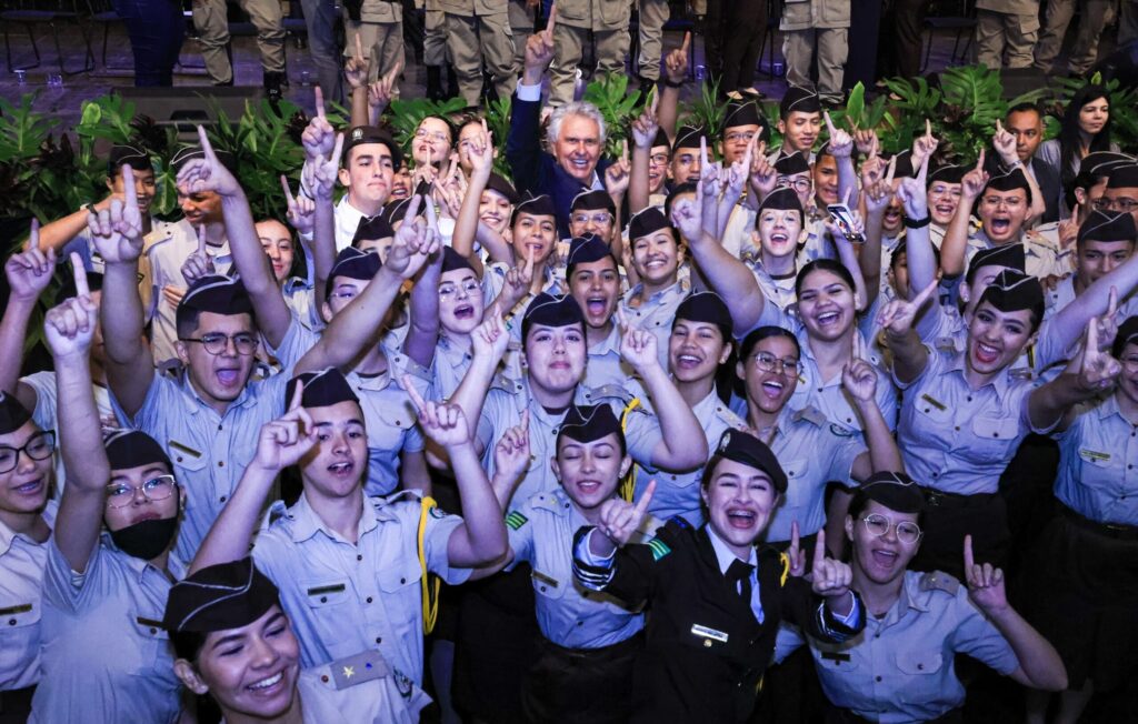 Alunos de colégios militares recebem cartões do Bolsa Uniforme