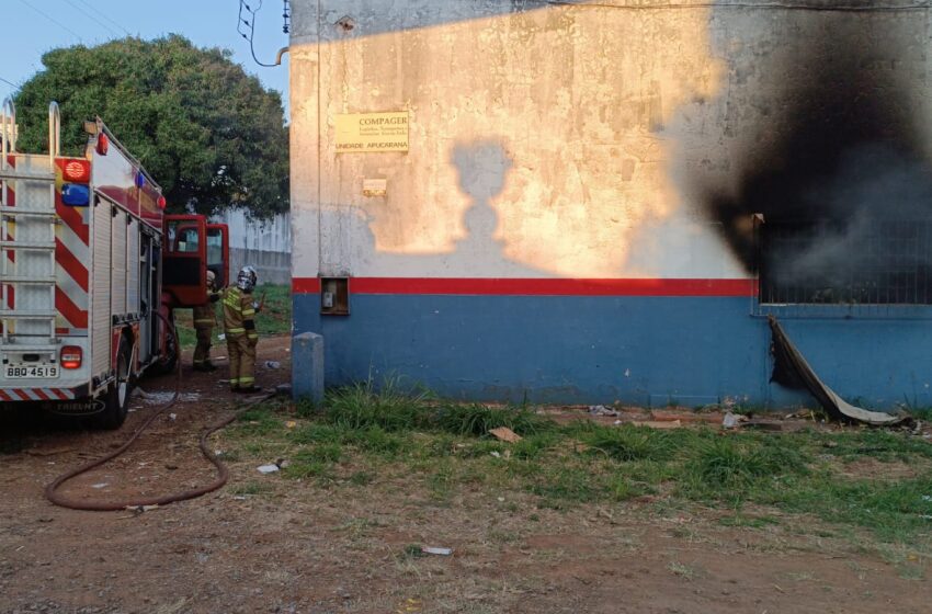 Bombeiros de Apucarana combatem incêndio em barracão desativado