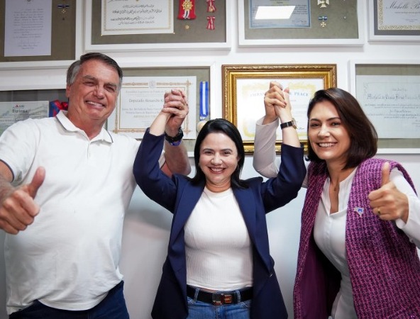 Pré-candidata Maria Yvelônia Publica Foto ao Lado de Michelle e Capitão Bolsonaro: Solidariedade Enfrenta Dilemas Ideológicos?