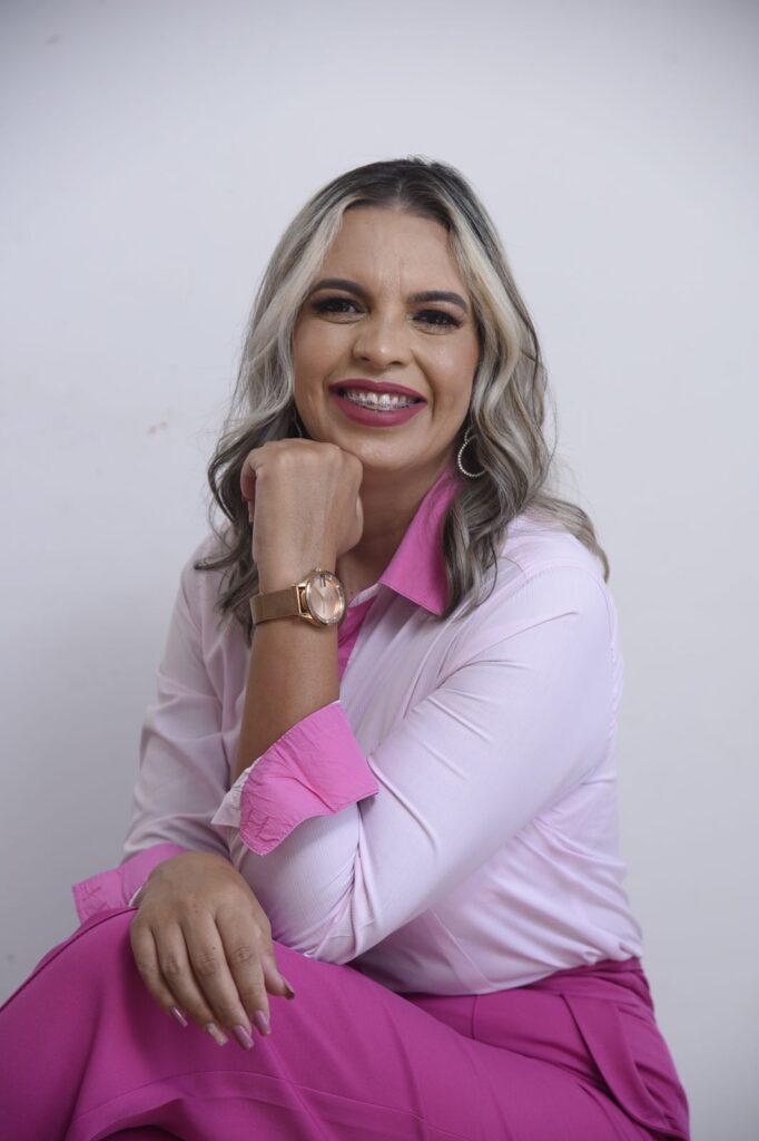 A Trajetória de Elaine Duarte em Cidade Ocidental: Uma Vida Dedicada à Educação, Saúde, e Causas Sociais