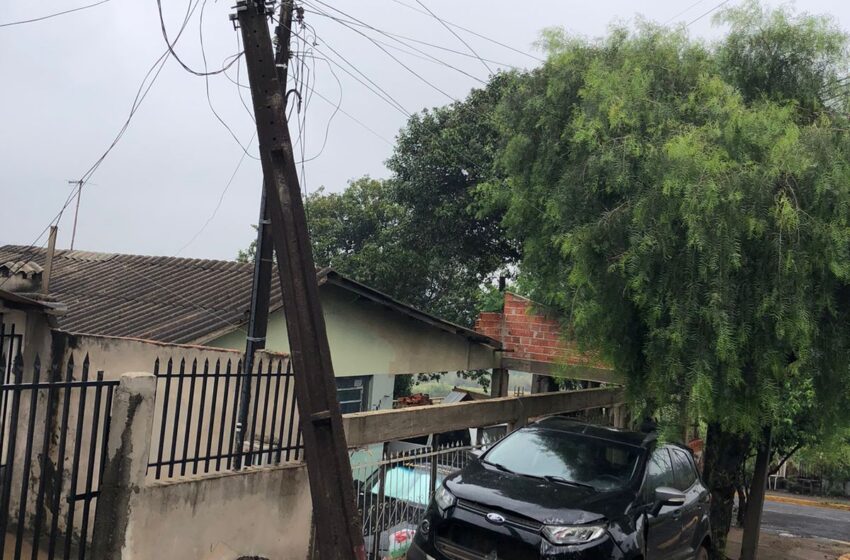 Motorista bate contra poste em Apucarana; Veja fotos