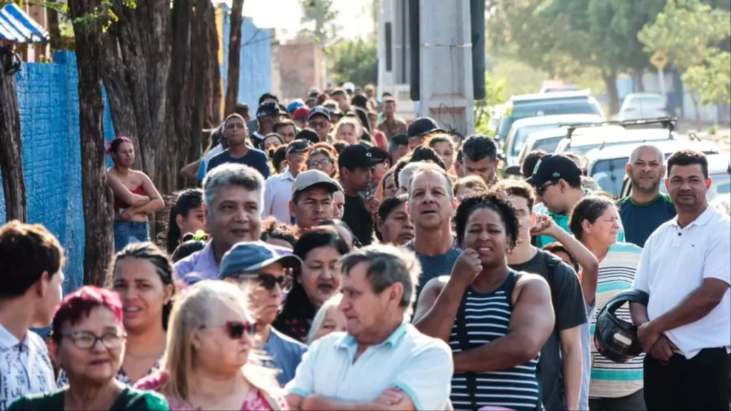 Eleitor madruga na fila da maior zona eleitoral de Campo Grande e leva menos de 2 minutos para votar